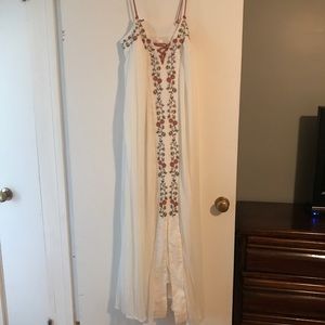 Long white maxi dress with beautiful embroidery 💕